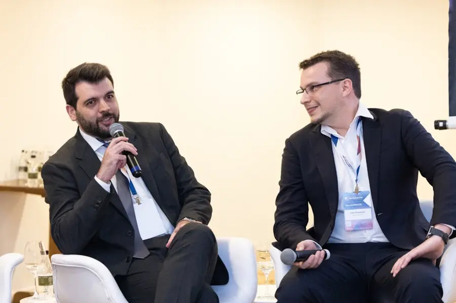 Dr. Walter Fonseca em debate sobre uro-oncologia com outro especialista